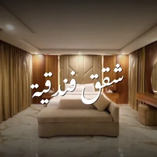 غرفة نوم رئيسية بإضاءة دافئة